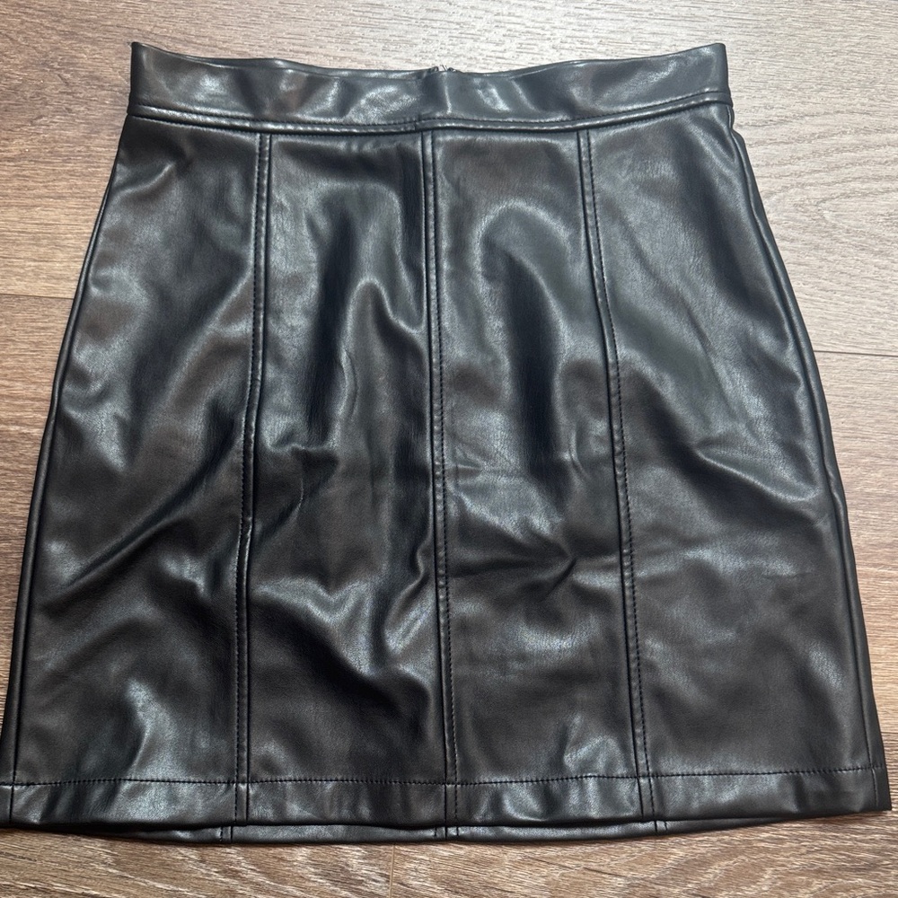 Banana Republic Black Faux Leather Panel Mini Skirt size 4